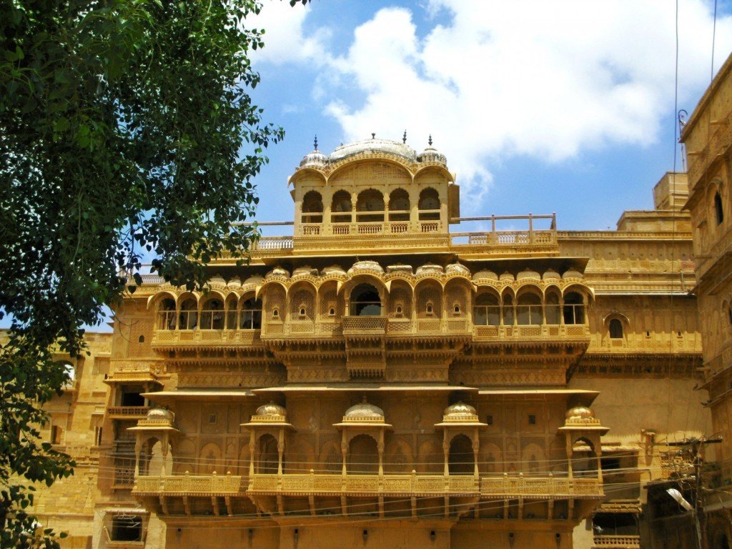 palace-of-the-maharajah-in-jaisalmer-the-magnificent-golden-city-in-the-heart-of-rajasthan-india-