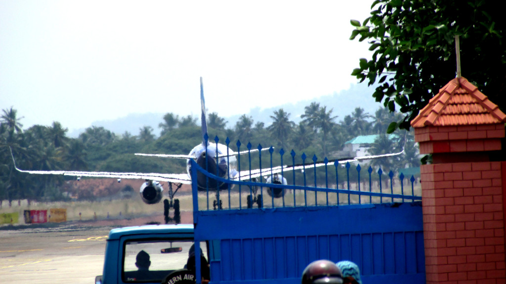 view-of-airport-from-shankumugham-beach-1024x576
